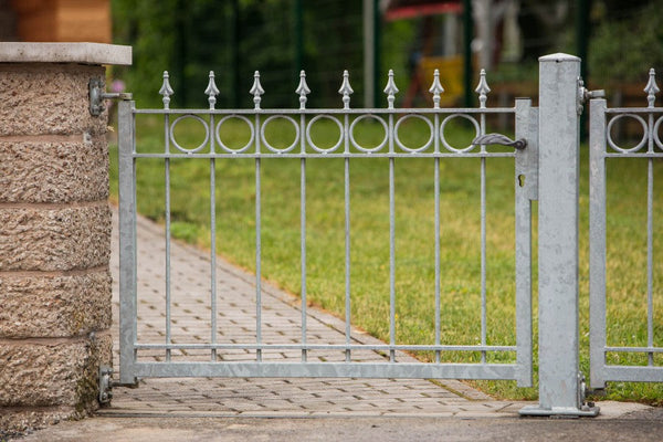 Gartentor Belluno einseitig an Steinpfosten montiert | Feuerverzinkt