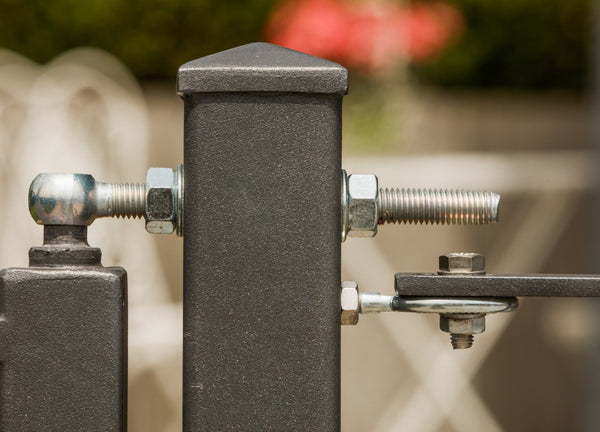 Pfosten mit Montagezubehör Detail | Pulverbeschichtet Anthrazit