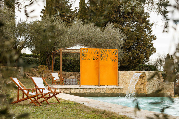 Sichtschutz Taro im Set mit 2 Sichtschutzelementen an einem Pool | Cortenstahl