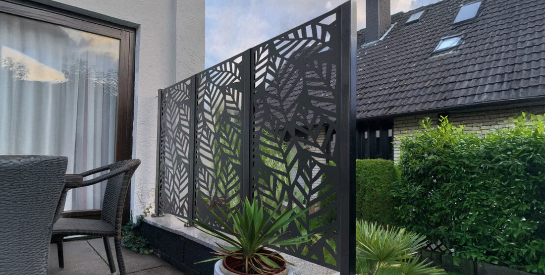 Gartentrenner Sichtschutz Livenza pulverbeschichtet anthrazit auf der Terrasse