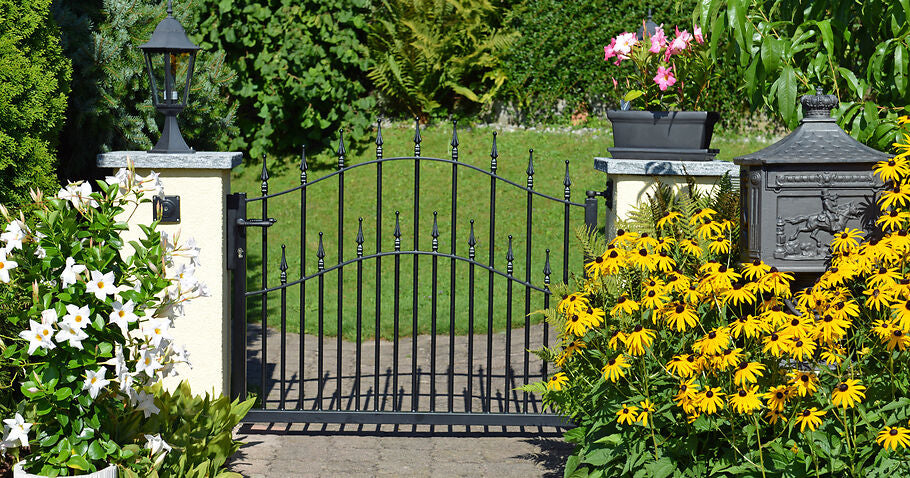 Choosing a garden gate – tips on material, size and opening type