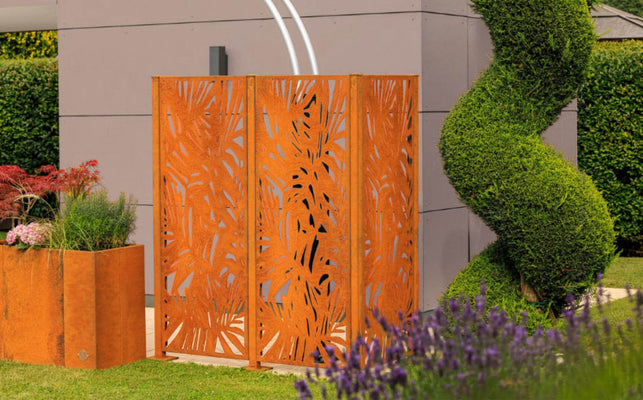 Outdoor shower with a metal privacy screen: how to combine privacy and style