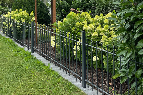 Neighborly peace thanks to a fence: no more overgrown plants