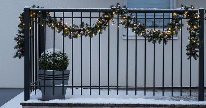 Festive Christmas decorations for fences and railings: How to decorate your home stylishly and weatherproof