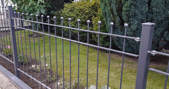 Designing terraced house gardens: modern fence and privacy screen ideas for narrow plots