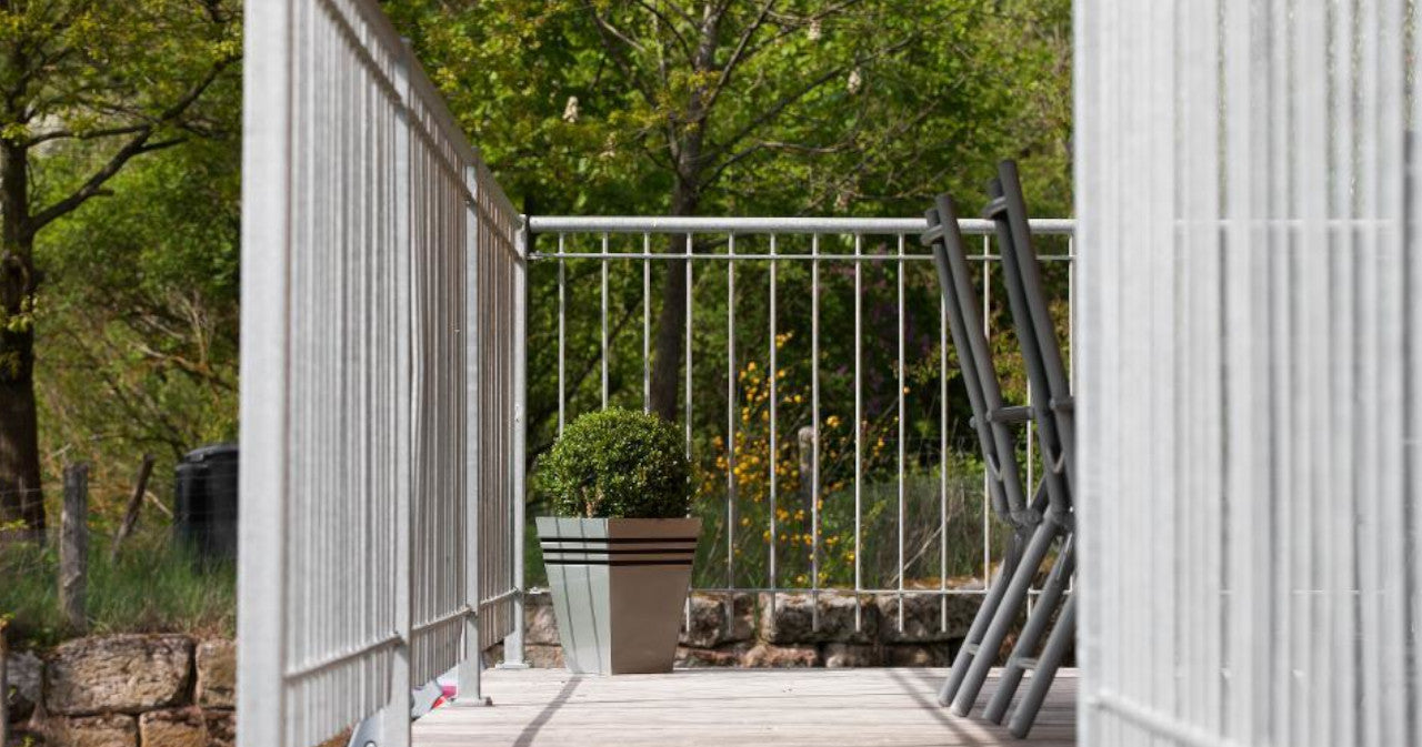 Metal railings vs. wooden railings: a comparison
