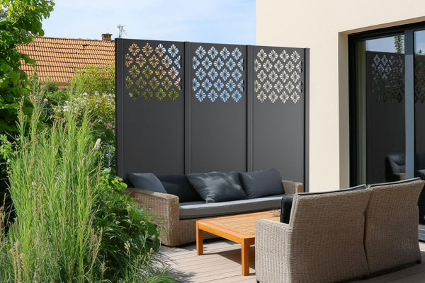 Privacy screen, hedge or fence: Which solution is better?