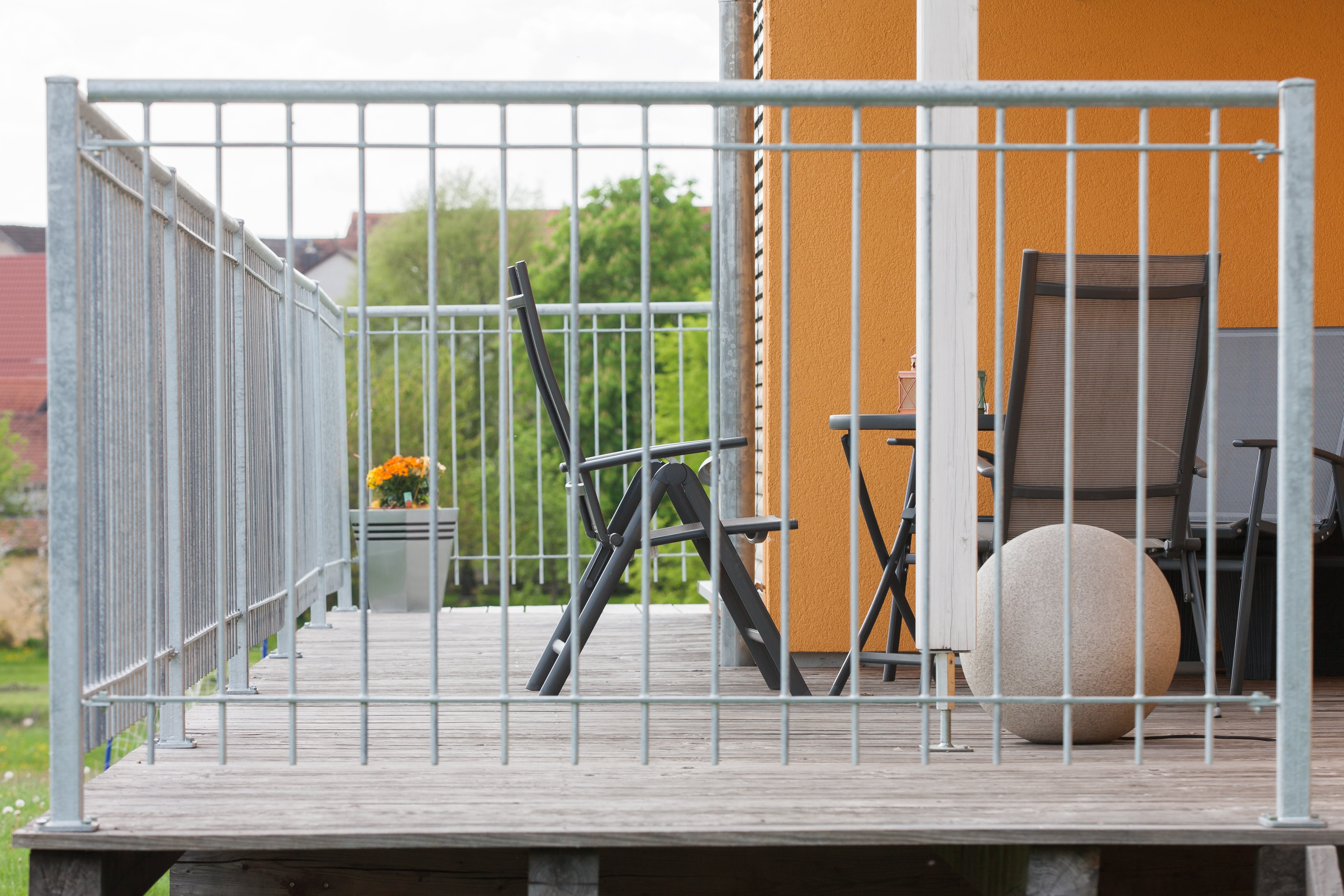 Gelaender Ancona auf Holzterrasse vor gelben Haus | Feuerverzinkt