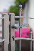 Detailaufnahme Drückergarnitur klassisch an zweiflügeligem Tor | Feuerverzinkt