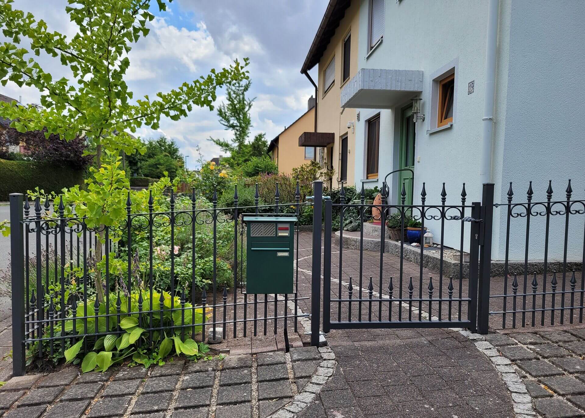 Gartentor und Zaun Lucca auf einem leichten Gefälle montiert | Pulverbeschichtet anthrazit