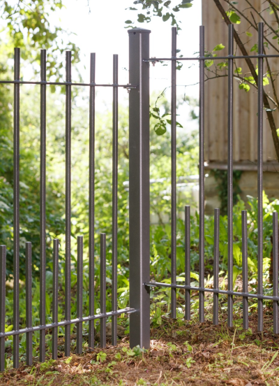 Zaun Perugia mit Eckpfosten in Garten | pulverbeschichtet Anthrazit