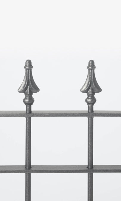 Nahaufnahme Zaun Pino mit Spitze Pinie in pulverbeschichtet anthrazit