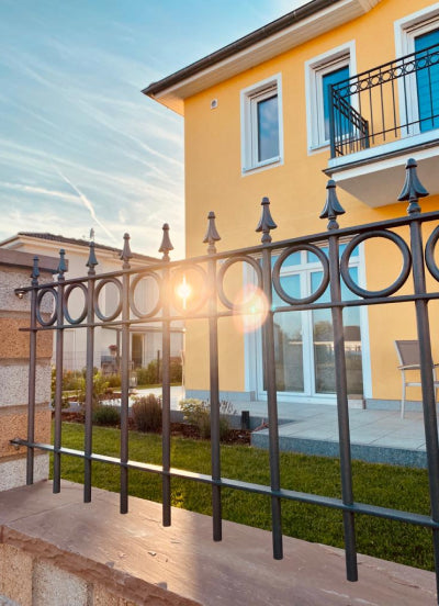 Zaun Belluno zwischen Mauerpfosten vor einem Haus mit Balkon | Pulverbeschchtet Anthrazit