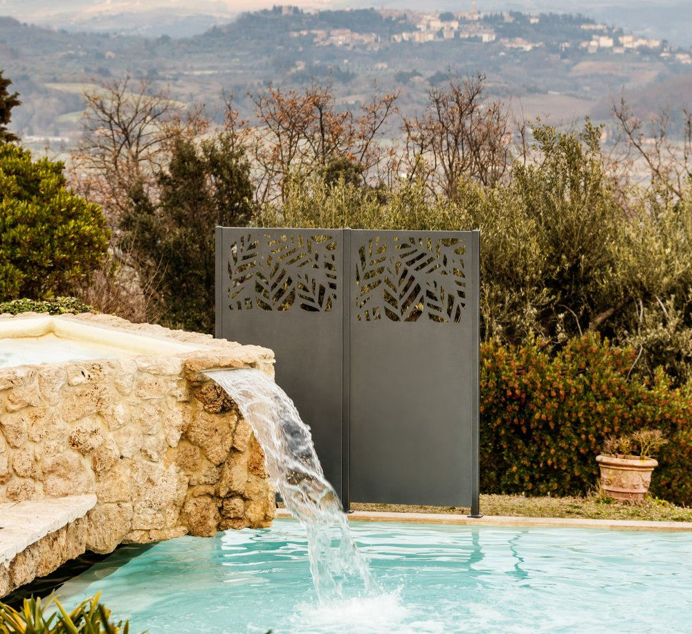 Sichtschutz Panaro am Pool montiert | Pulverbeschichtet Anthrazit