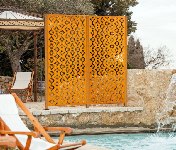 Sichtschutz Roya am Pool | Cortenstahl