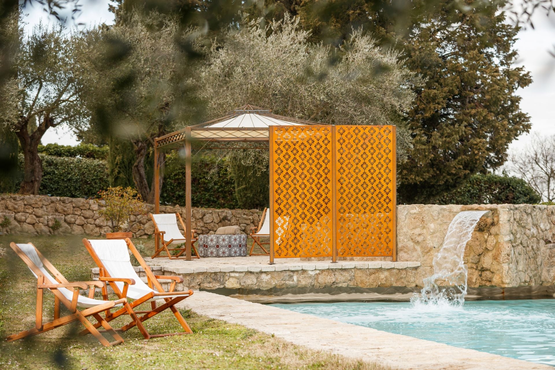 Sichtschutz Roya zwei Elemente am Pool | Cortenstahl