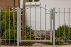 Gartentor Ancona in Bogenform mit moderner Drückergarnitur vor einem Garten | Feuerverzinkt