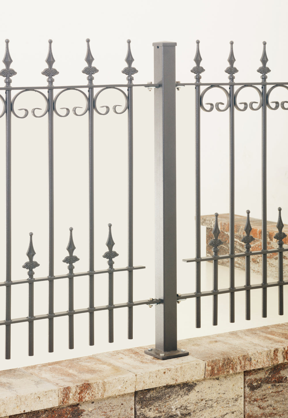 Zaun Lucca montiert an Metallpfosten zum Aufschrauben | Pulverbeschichtet anthrazit