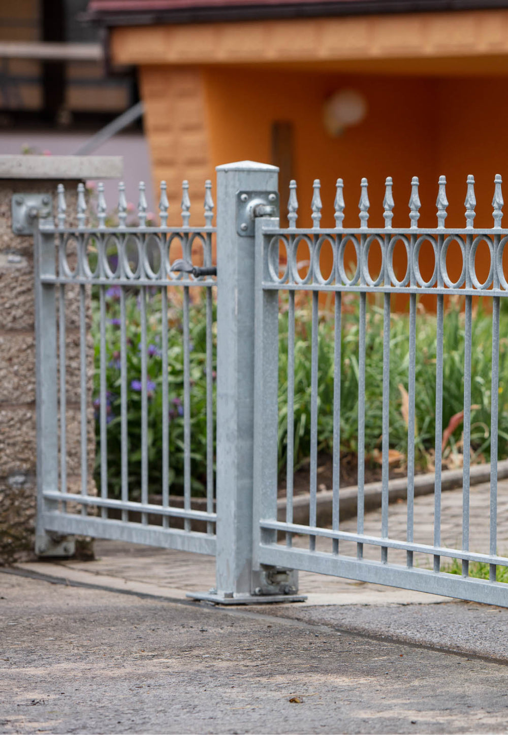 Gartentor und zweiflügeliges Tor Belluno nebeneinander montiert | Feuerverzinkt