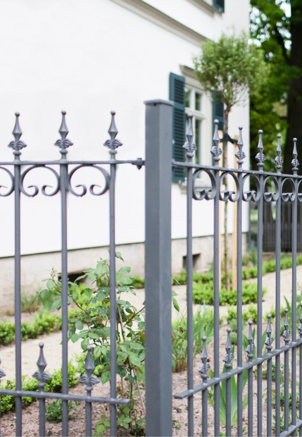 Zaun Lucca im rechten Winkel in einem Vorgarten montiert | Pulverbeschichtet anthrazit
