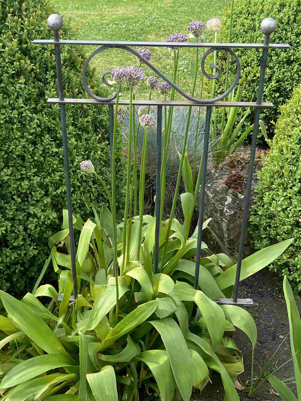 Steckzaun Balerna in unbeschichtet in einem Beet