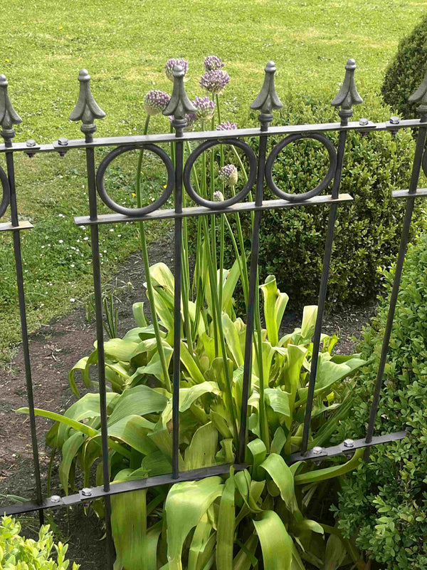 Steckzaun Belluno in unbeschichtet in einem Beet