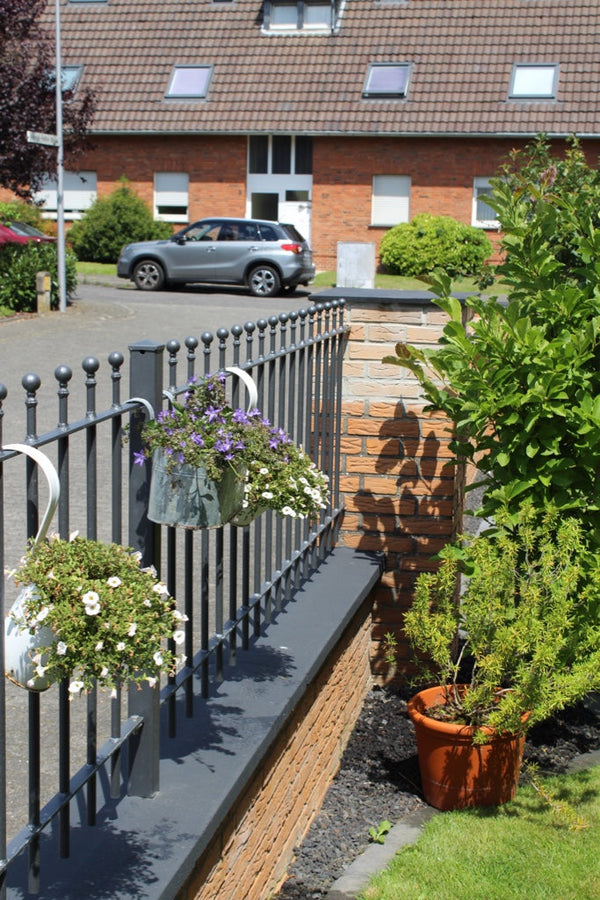 Zaun Ancona mit Kugelstab an einer Grundstücksgrenze montiert und mit Blumen dekoriert | Pulverbeschichtet Anthrazit
