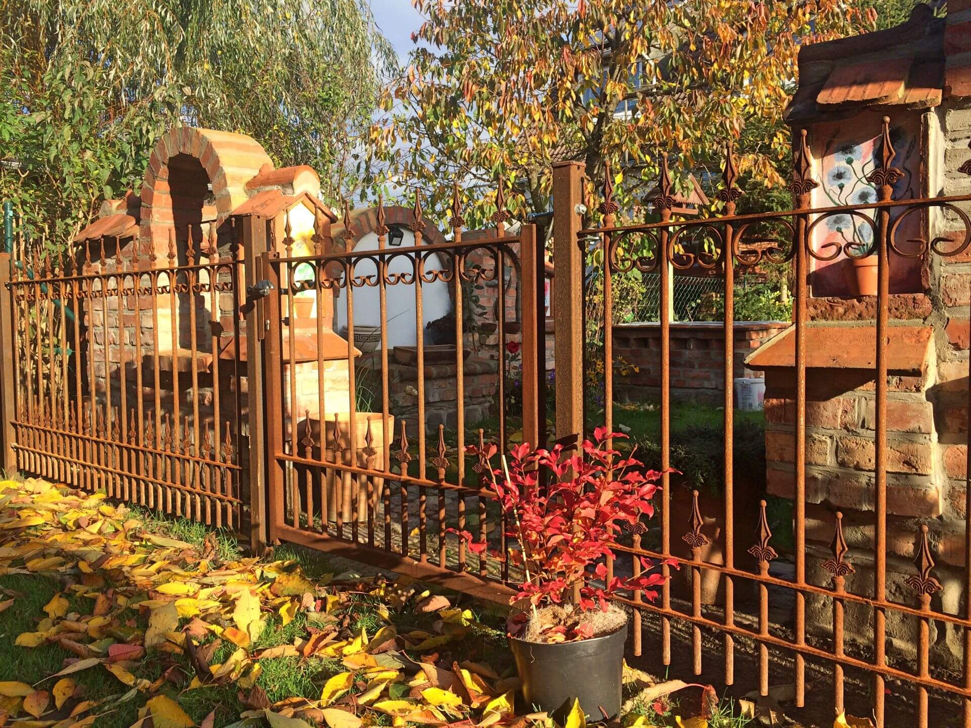 Zaun und Gartentor Lucca in einem herbstlichen Garten | Unbeschichtet