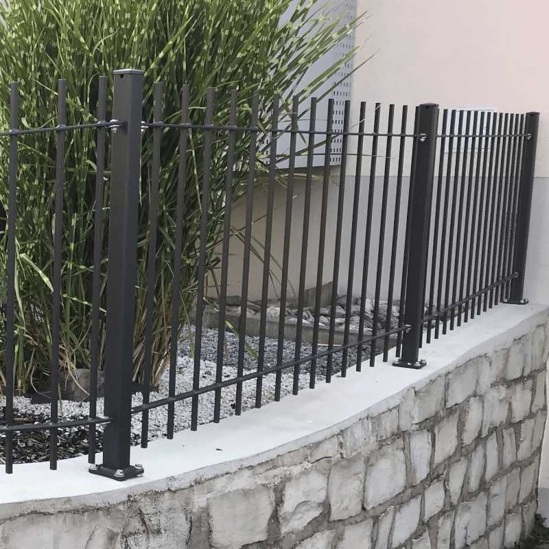 Zaun Padua auf einer Steinmauer | Pulverbeschichtet Anthrazit