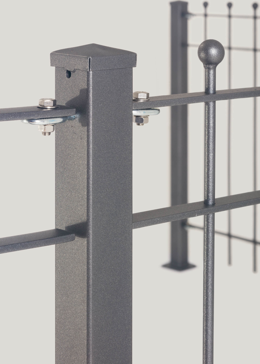 Zwischenpfosten  an schmiedeiserner Zaun als Detailansicht | Pulverbeschichtet Anthrazit