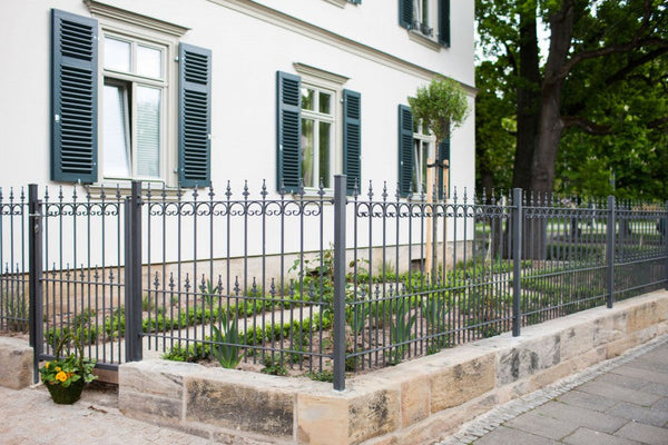 Zaun Lucca über Eck auf einer Sandsteinmauer neben Villa Victoria montiert | Pulverbeschichtet Anthrazit