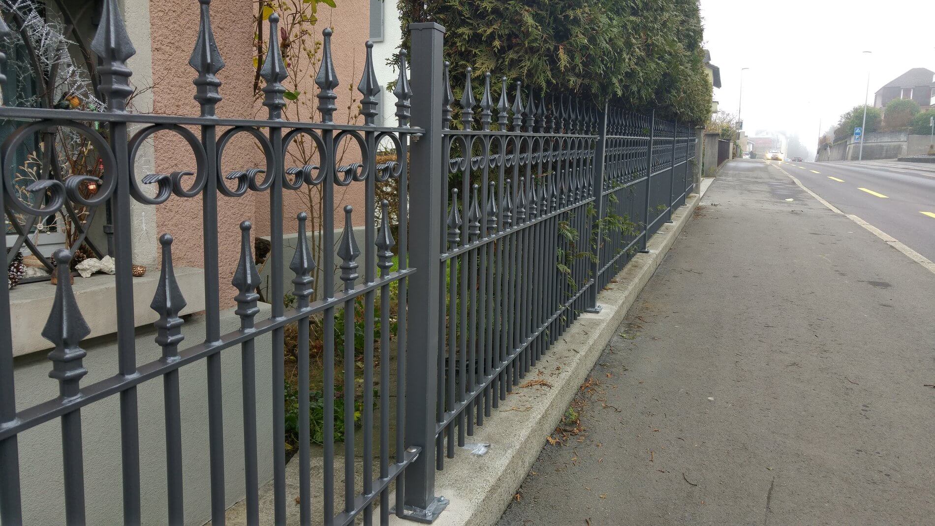 Zaun Lugano neben einem großen Gehweg als Grundstückgrenze | Pulverbeschichtet Anthrazit